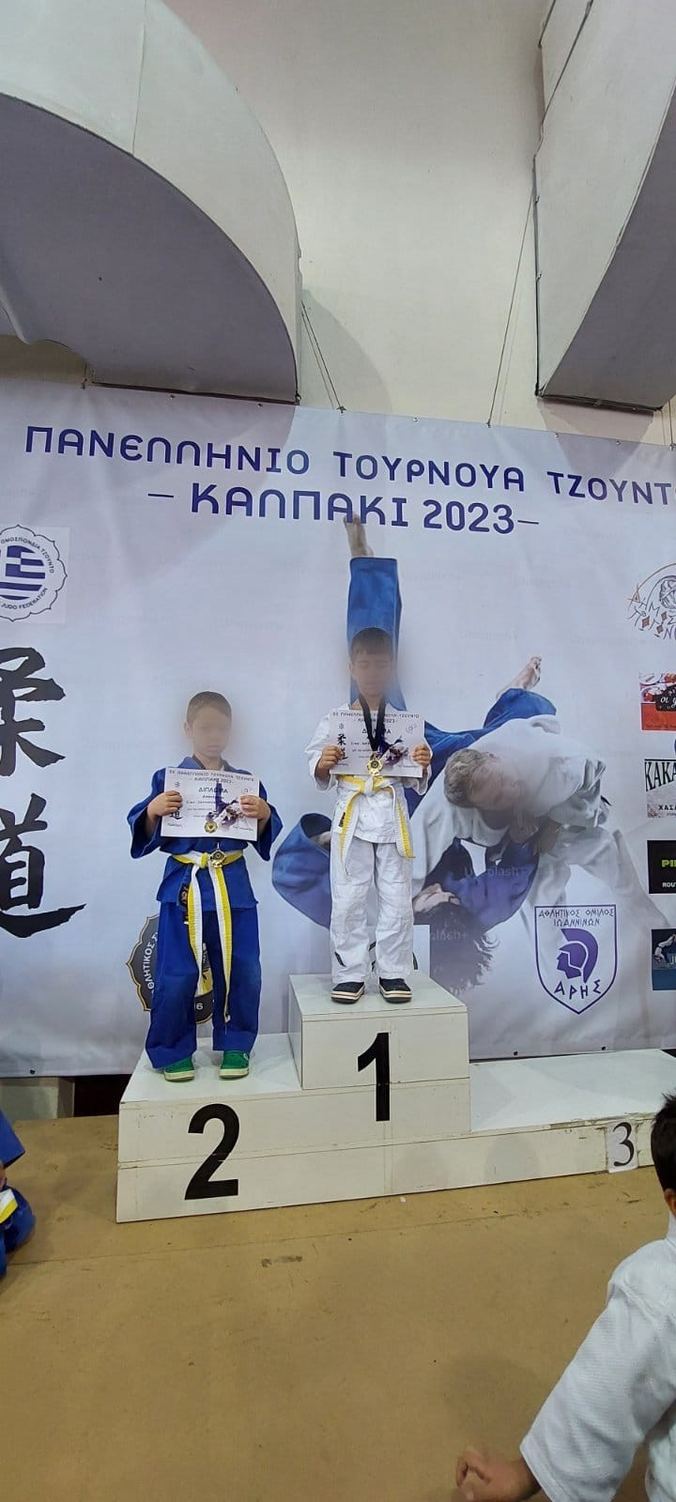 Αθλητές τζούντο του συλλόγου στο βάθρο του Πανελλήνιου Τουρνουά Καλπακίου 2023
